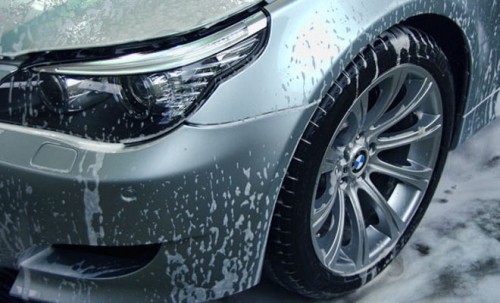 Автомобиль в моющем средстве