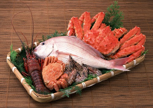 Поднос с рыбой, раком, креветками и крабами