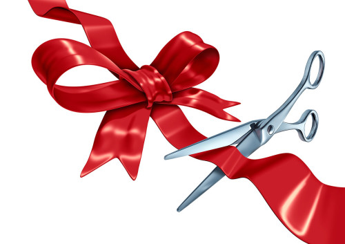 Ножницы разрезают ленту