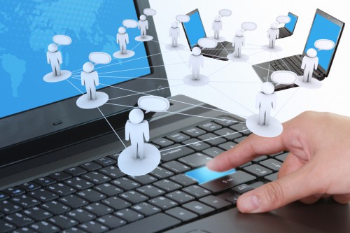 Человек нажимает клавишу на ноутбуке