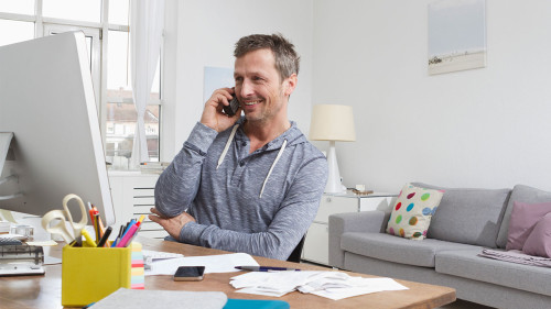 Мужчина разговаривает по телефону