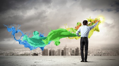 Мужчина играет с красками разных цветов