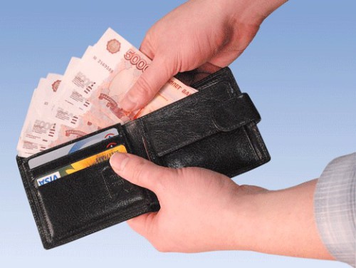 Мужчина достаёт из бумажника пятитысячные купюры