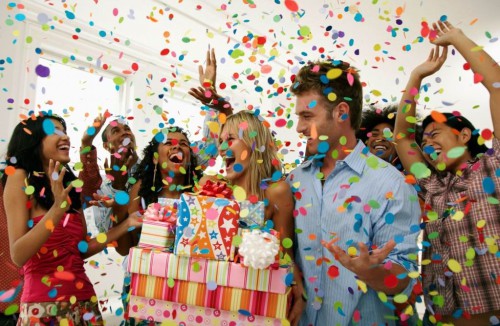 Люди отмечают праздник