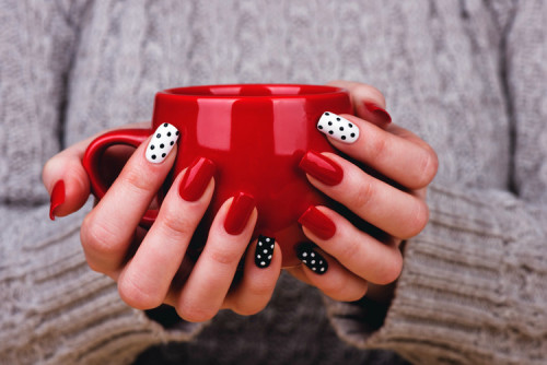 Оригинальный маникюр и красная кружка