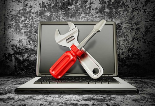 Ноутбук и отвертка