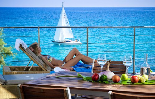 Девушка лежит в шезлонге