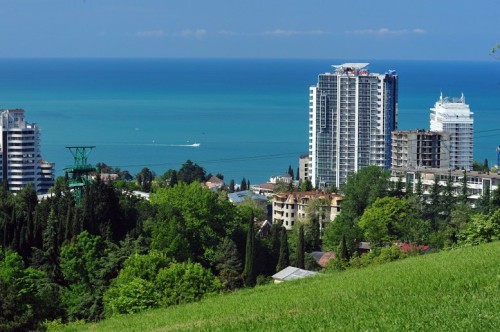 Вид на гостиницу и море города Сочи